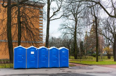 30 Ekim 2021, Rusya, St. Petersburg: Mavili umumi tuvaletler üst üste