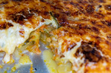 Fırında fırında pişmiş peynir hamuru.