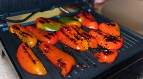 Juicy Red Pepper Made Electric Grill Close — Stock Photo, Image