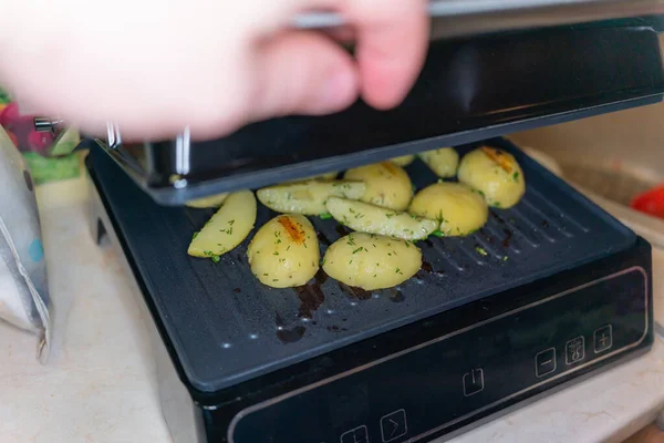 Potato Slices Made Electric Grill — Stock Photo, Image