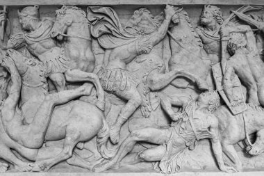 Mermer bir duvara oyulmuş siyah beyaz heykellerin fotoğrafı antik Roma 'daki bir savaş sahnesini temsil ediyor.