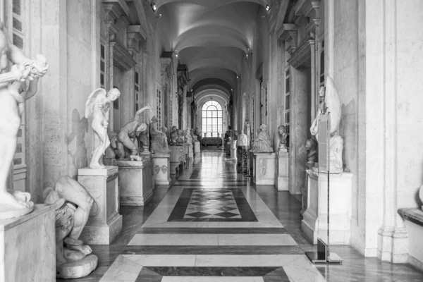 Photo Noir Blanc Montrant Hall Décoré Plusieurs Anciennes Statues Romaines — Photo