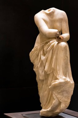 Şehvetli kadının başsız antik Roma heykelinin kalıntılarına yakın çekim