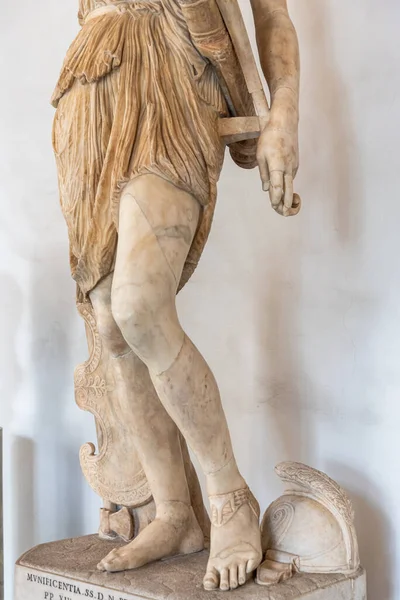 Primer Plano Parte Inferior Antigua Estatua Mármol Que Representa Soldado — Foto de Stock