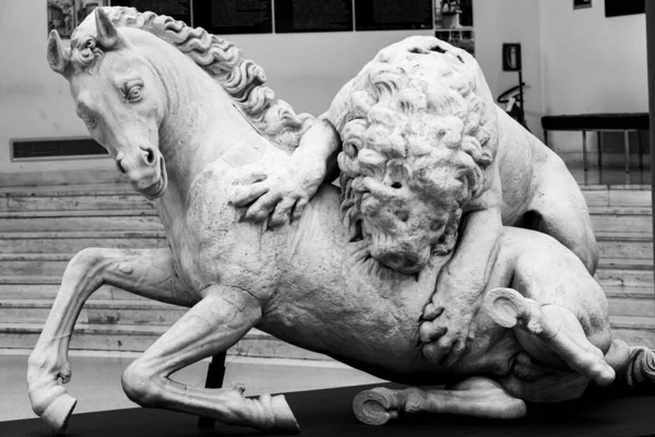 Schwarz Weiß Foto Antiker Marmorskulpturen Die Einen Löwen Darstellen Der — Stockfoto