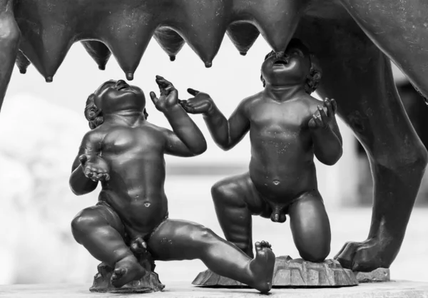 Black White Photo Sculpture Bronze Respresenting Romulus Remus Babies Drinking —  Fotos de Stock