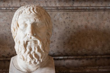 Yetişkin bir adamın mezarı süslerken uyuması.