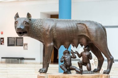 Romulus ve Remus 'a süt veren Romalı kurdu temsil eden bronz heykel.