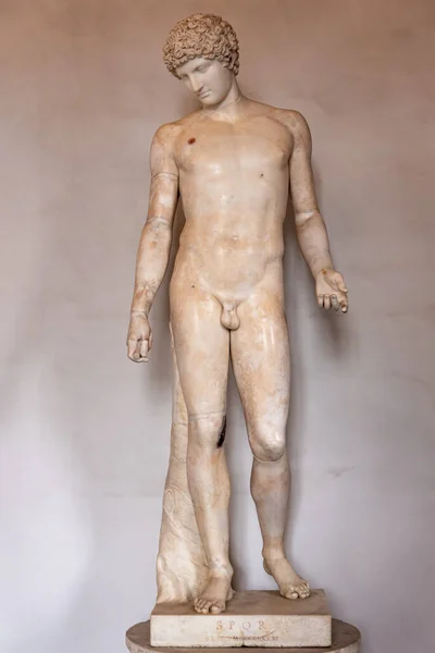 Nahaufnahme Auf Der Antiken Römischen Marmorstatue Eines Nackten Jungen Mannes — Stockfoto