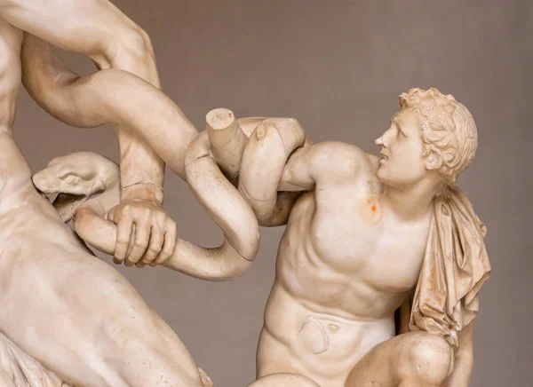 Primer Plano Las Antiguas Estatuas Mármol Que Representan Joven Desnudo — Foto de Stock