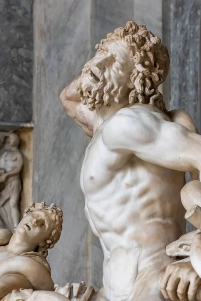 Gros Plan Sur Les Visages Anciennes Statues Marbre Représentant Homme — Photo