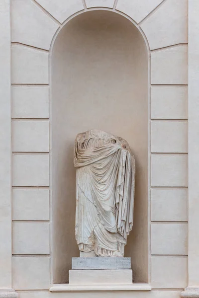 Metade Estátua Romana Antiga Decorativa Ruínas Representando Parte Inferior Corpo — Fotografia de Stock