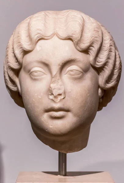 Close Cabeça Antiga Estátua Romana Ruínas Representando Uma Mulher Cabelos — Fotografia de Stock
