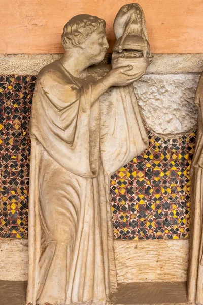 Zbliżenie Średniowieczną Rzeźbę Rzeźbioną Ścianie Przedstawiającą Jednego Trzech Mędrców Przynoszących — Zdjęcie stockowe
