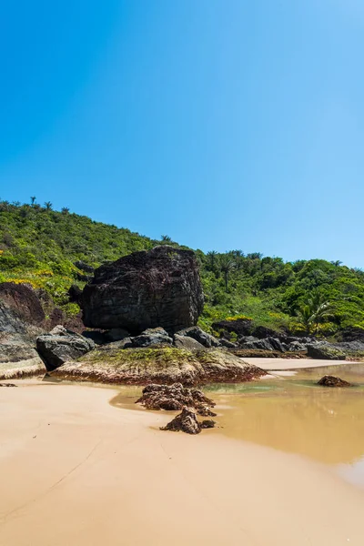 Enorme Roca Entre Mar Colina Cubierta Vegetación Tropical Salvaje Una — Foto de Stock