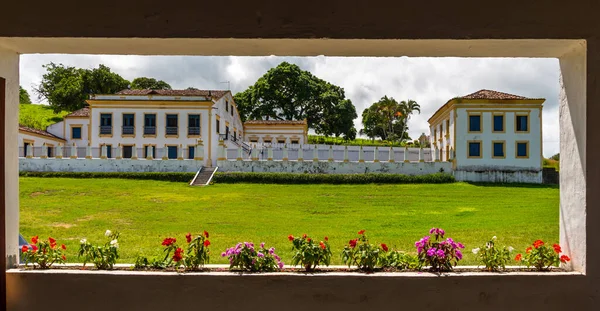 Pencereden bakıldığında eski Brezilya çiftlik evi