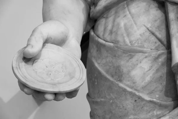 Чорно Біла Фотографія Детально Показує Руку Старовинної Мармурової Скульптури Тримає — стокове фото