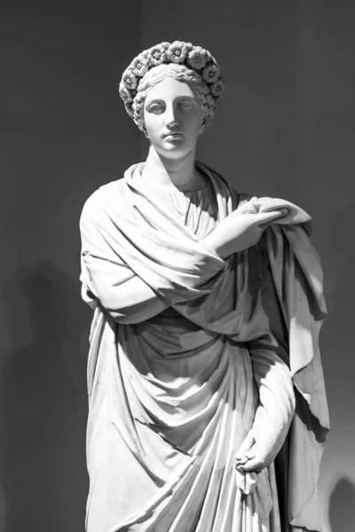 Black White Photo Ancient Roman Statue Marble Representing Beautiful Young — Fotografia de Stock
