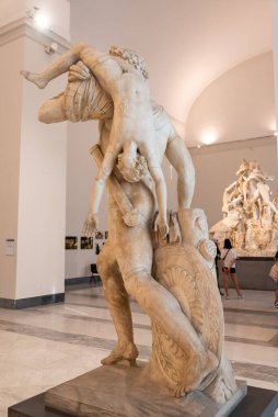 Antik mermer heykele yakın plan güçlü bir adam sırtında genç bir delikanlının cesedini taşıyor.