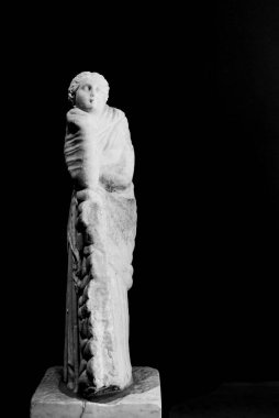 Eskimiş eski mermer heykelin siyah beyaz fotoğrafı kumaşa sarılmış bir kadının portresi.