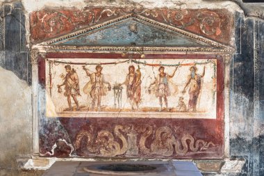 Antik Roma freski Pompei 'de bir ev duvarını dekore ediyor, farklı insanlardan oluşan bir grubu resmediyor.