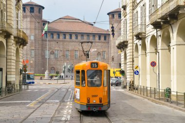 TURIN, ITALY - Nisan 04, 2016: Arka planda Acaja Kalesi (14. yüzyıl) ile Po üzerinden Piazza Castello 'ya doğru giden Torino tramvayı