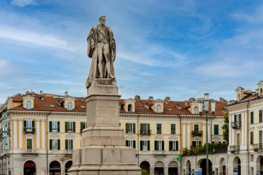 Cuneo, Piedmont, İtalya - 2 Ağustos 2021: Piazza Tancredi Duccio Galimberti 'deki Giuseppe Barbaroux Heykeli 
