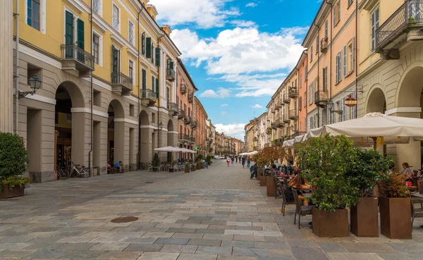 Cuneo Piemonte Olaszország 2021 Augusztus Roma Történelmi Színes Épületekkel Játéktermekkel — Stock Fotó