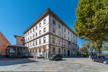 Cuneo, Piedmont, İtalya - 6 Ekim 2021: Piazza Torino 'daki Cuneo polis merkezinin binası