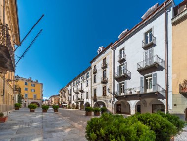 Cuneo, Piedmont, İtalya - 6 Ekim 2021: Roma Caddesi üzerinden atari salonlu tarihi renkli binalar (Cuneo porticisi))