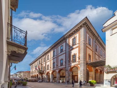 Cuneo, Piedmont, İtalya - 6 Ekim 2021: Cuneo belediyesinin tarihi yapı merkezi, 1775 yılından beri Via Roma