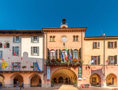 Alba, Cuneo, Piedmont, İtalya - 12 Ekim 2021: Alba trüf fuarı zamanında eşşek yarışı (Palio degli Asini) bölgelerinin pankartlarıyla belediye binası