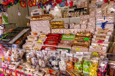 Alba, Cuneo, Piedmont, İtalya - 12 Ekim 2021: Tarihi Langhe Sebaste nugat fabrikası mobil tezgahı Nougat ve geleneksel şekerleme satışı Alba trüf fuarı zamanında