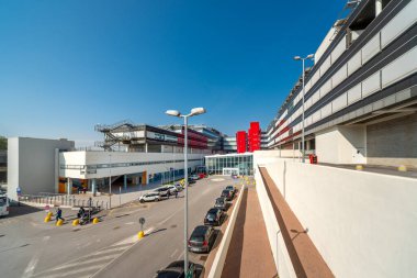 Verduno, Alba, Piedmont, İtalya - 12 Ekim 2021: ASL CN2 önemli hastanesi Alba, Bra ve Langhe 'nin ana girişi olan Michele ve Pietro Ferrero Hastanesi