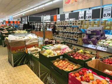 Fossano, İtalya - 22 Ekim 2021: Lidl süpermarket indiriminde meyve satışı