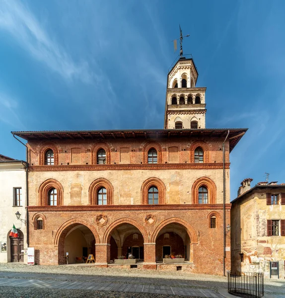 Saluzzo, Cuneo, İtalya - 19 Ekim 2021: Salita al Castello 'daki antik belediye binasının cephesi (15. yüzyıl)