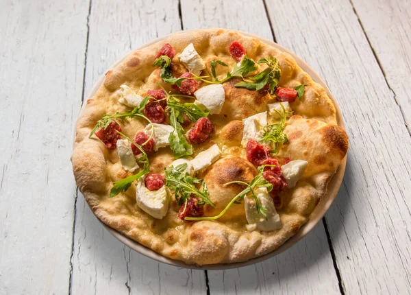 Pizza Com Queijo Mussarela Salsicha Crua Foguete Placa Mesa Madeira — Fotografia de Stock