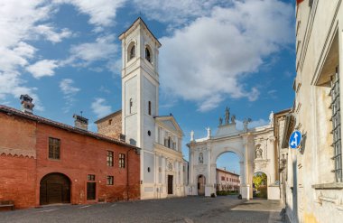 Cherasco, Cuneo, İtalya - 27 Ekim 2021: Belvedere kemeri, vebadan ve Sant Agostino (17. yüzyıl tasarımı Giovenale Boetto) kilisesinden Vittorio Emanuele II.