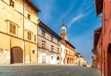 Saluzzo, Cuneo, İtalya - 19 Ekim 2021: Salita al Castello sokağı ile soldaki Palazzo delle Arti liberali, antik belediye binası (15. yüzyıl)
