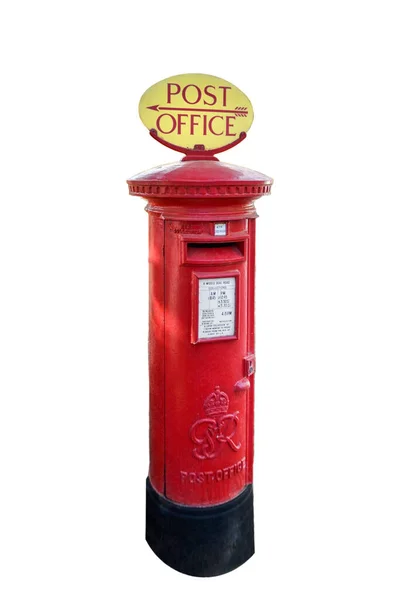 赤いロンドンのポストボックスまたは英語の柱箱 郵便局の方向標識 白い背景に隔離された クリッピングパス — ストック写真