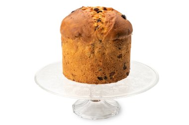 Panettone - Milano 'dan İtalyan Noel pastası, Noel' i ve yeni yılı kutlamaya hazır, yükseltilmiş cam tepside, beyaz üzerine izole edilmiş.
