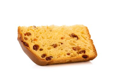 Panettone dilimi - Milano 'dan geleneksel İtalyan Noel pastası, beyaz üzerine izole edilmiş.