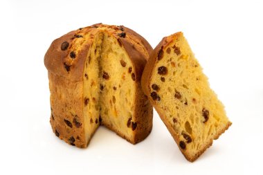 Panettone pastası - Milano 'dan geleneksel İtalyan Noel pastası, beyaz üzerine dilimlenmiş pasta