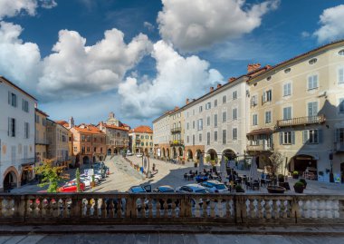 Mondovi, Cuneo, Piedmont, İtalya - 23 Ekim 2021: Mondov Piazza, Piazza Maggiore tarihi binaları ile eski şehrin merkezi 