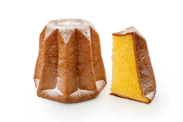 Pandoro ve Verona 'dan geleneksel İtalyan Noel pastası. Beyaz üzerine izole edilmiş krema şekeri.