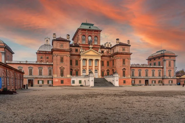 Racconigi, Cuneo, Piedmont, İtalya - 16 Kasım 2021: Racconigi Kraliyet Kalesi (14-18. Renkli günbatımı gökyüzü bulutları. UNESCO Mirası.