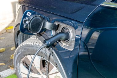 Sütyen, Cuneo, Piedmont, İtalya - 28 Ekim 2021: Elektrikli Araç Şarj İstasyonundan sorumlu araç