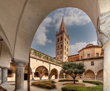 Saluzzo, Cuneo, İtalya - 19 Ekim 2021: San Giovanni kilisesi yakınlarındaki manastır (15. yüzyıl) kemerlerden çan kulesi manzarası