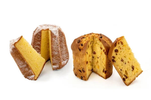Pandoro ve Klasik Panettone dilimlenmiş geleneksel İtalyan pastaları, beyaz arka planda izole edilmiş.