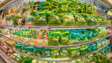 Fossano, İtalya - 11 Kasım 2021: İtalyan indirimli süpermarketi Eurospin 'de, temiz ve paketlenmiş salata çeşitliliği ve raflarda hazır paketli çorbaların uygun fiyatlarla satılması, balık bakışı